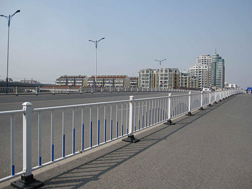 道路鋅鋼護(hù)欄圖片2 道路鋅鋼護(hù)欄圖片2