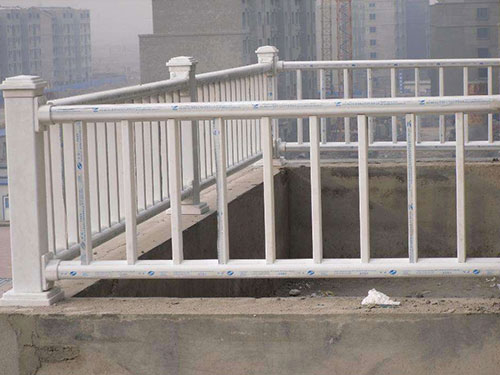 PVC陽臺護(hù)欄圖片2 PVC陽臺護(hù)欄圖片2