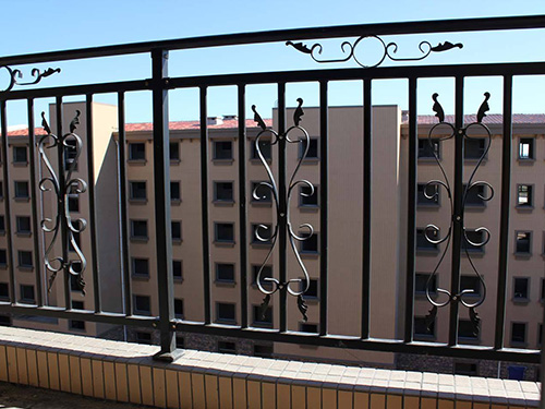 鐵藝陽(yáng)臺(tái)護(hù)欄圖片2 鐵藝陽(yáng)臺(tái)護(hù)欄圖片2