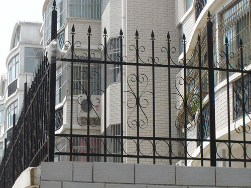 鐵藝陽(yáng)臺(tái)護(hù)欄圖片3 鐵藝陽(yáng)臺(tái)護(hù)欄圖片3